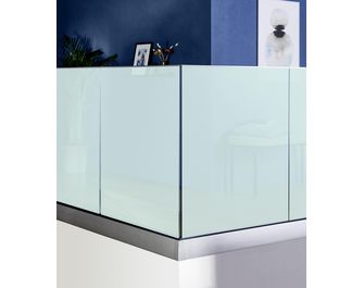 Balustrade intérieure Claire en verre blanc mat, profilé gris