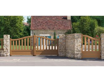 Portail battant bois CANNET chapeau de gendarme a/acc. fixes