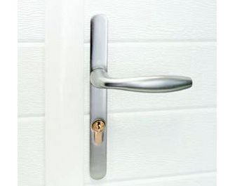 Porte de garage Antonin sectionnelle motif Tiret avec portillon motorisée SOMFY