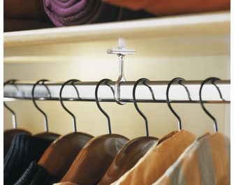 Support mileu de tringle pour Dressing
